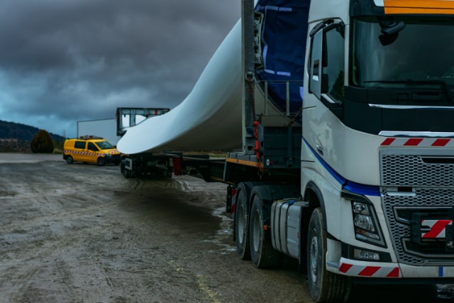 LKW transportiert Flügel einer Windkraftanlage.