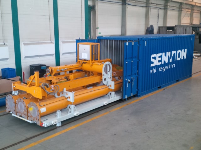 Anlageteile werden in Container verladen